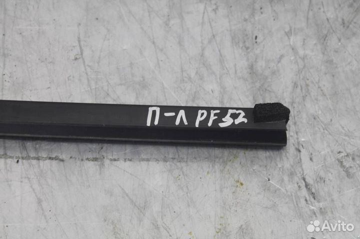 Уплотнитель стекла двери передней левой Nissan Pa