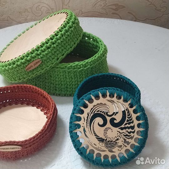 Вязаные корзинки с крышкой