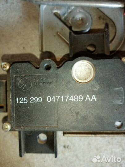 Замок багажника Dodge Caravan grand 3.3 1997