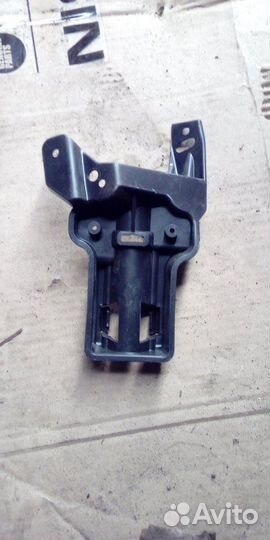 Кронштейн передний левый Renault Fluence 2010