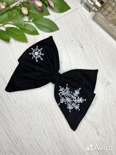 Бант с вышивкой «Снежинки»