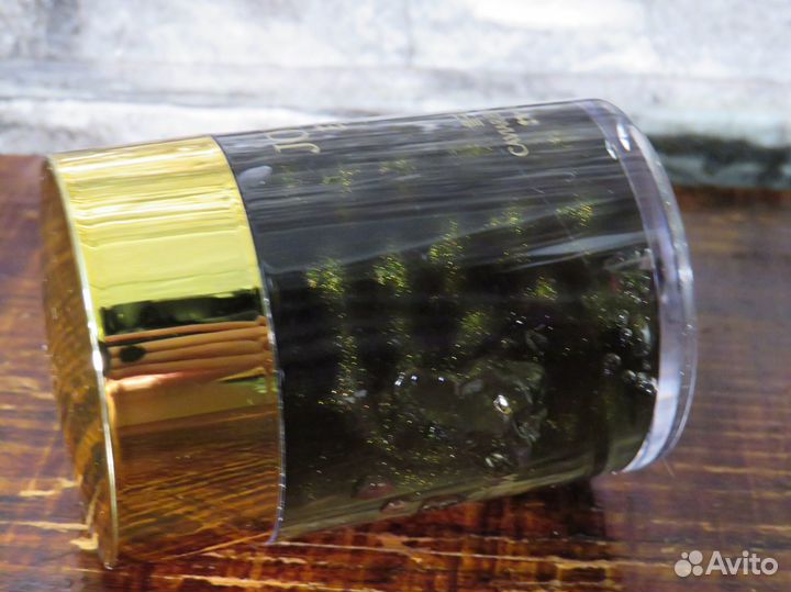 Кремы с икрой, золотом, розой и шелком