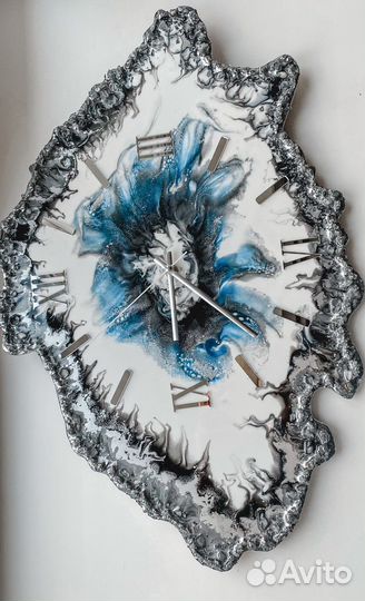 Часы из эпоксидной смолы и дерева