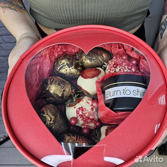 Набор 9 клубник в шоколаде со свечей ручной работы