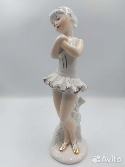 Антикварная фарфоровая статуэтка 
