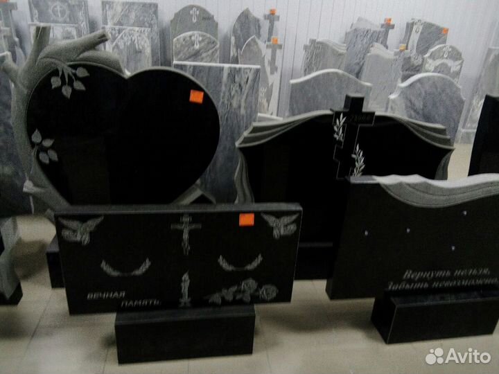 Памятники на Большой Садовой, д.28