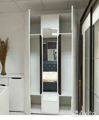 Шкаф трехстворчатый