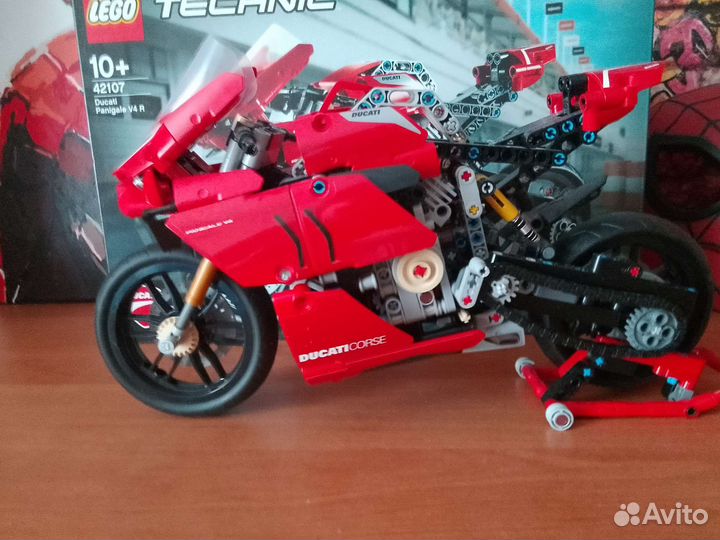 Lego Technik Ducati Panigale V4 R