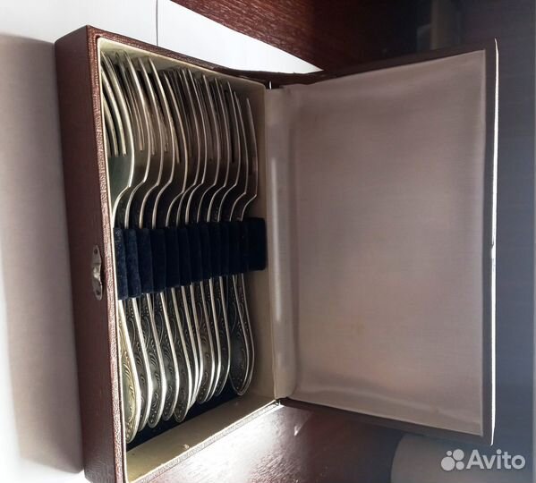 Набор мельхиоровых вилок мнц 12 шт в коробке. СССР