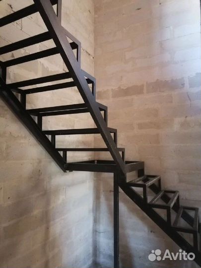 Лестница на металлическом каркасе. Изготовление