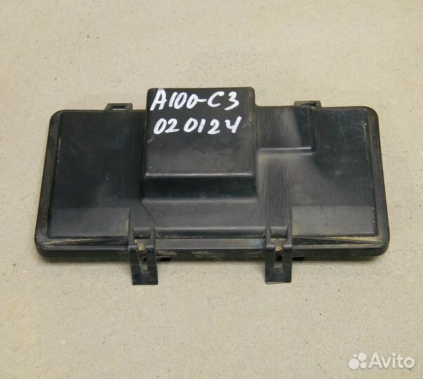 Крышка блока предохранителей Audi 100 C3