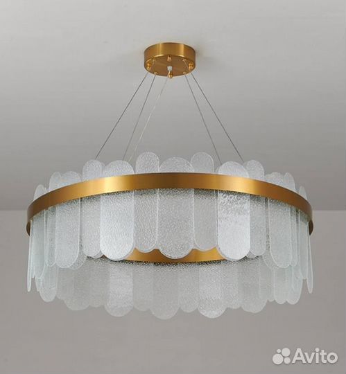 Потолочная люстра с декором из рифленого стекла