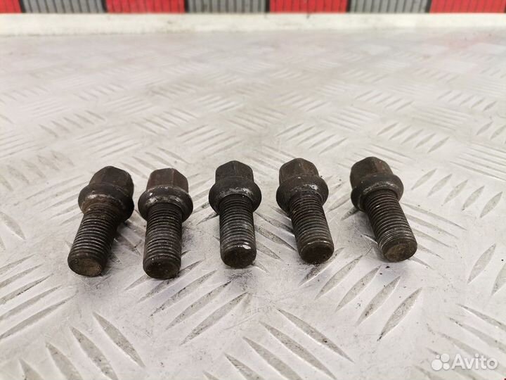 Болт seat Leon 2001 8D0601139E