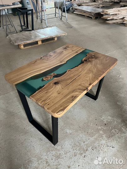 Стол из эпоксидной смолы река