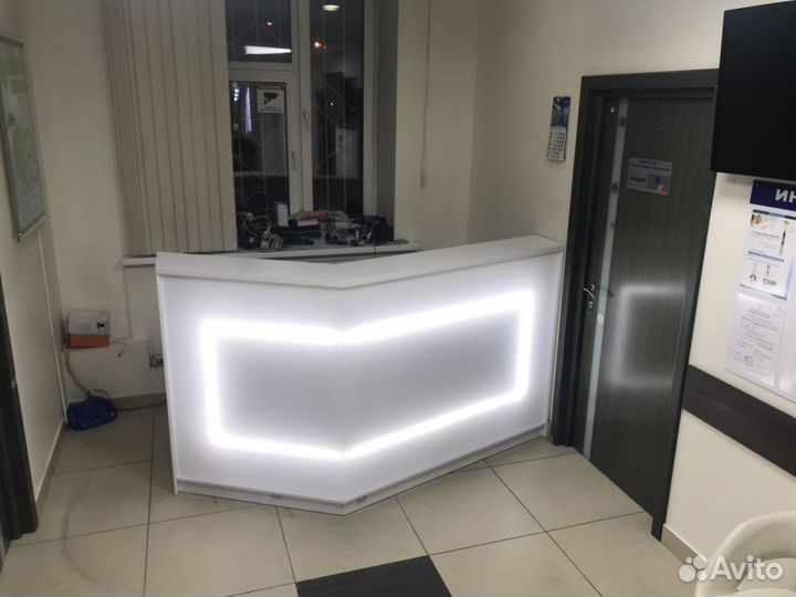 Ресепшен в стиле Hi-tech световой. С крашенной сто