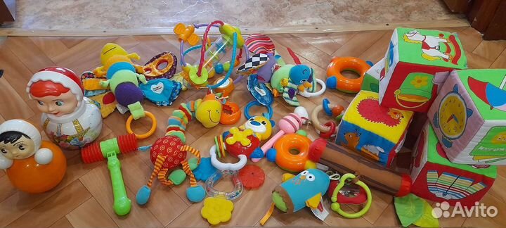 Игрушки для малышей+дуга на кровать