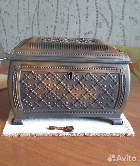 Шкатулка/ ларец/ сундучок с ключом. Винтаж