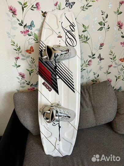 Доска для вейксерфинга с креплениями