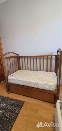 Детская кроватка с маятником