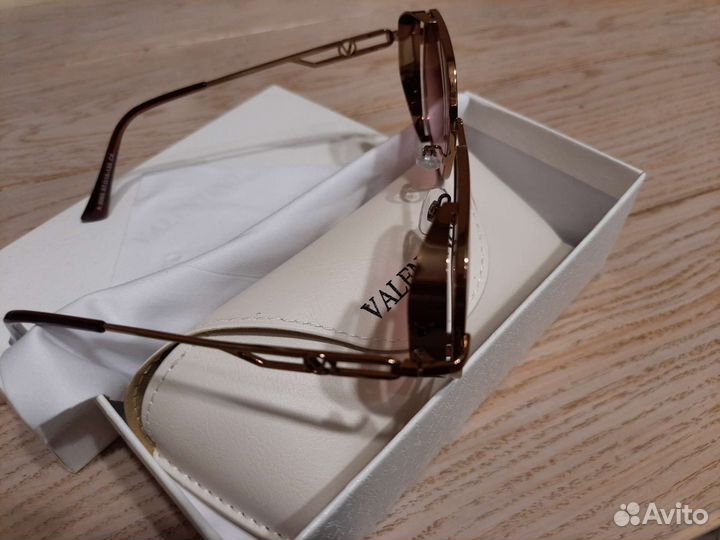 Солнцезащитные очки женские Valentino