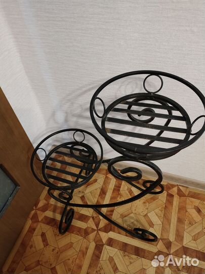 Подставка для цветов металлическая