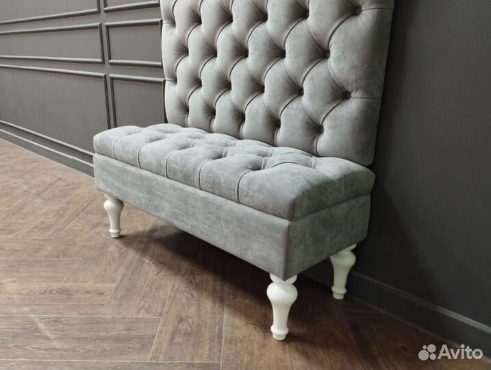 Мягкая стеновая панель с банкеткой в прихожую