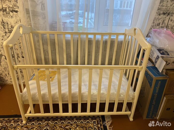 Детская кроватка с маятником