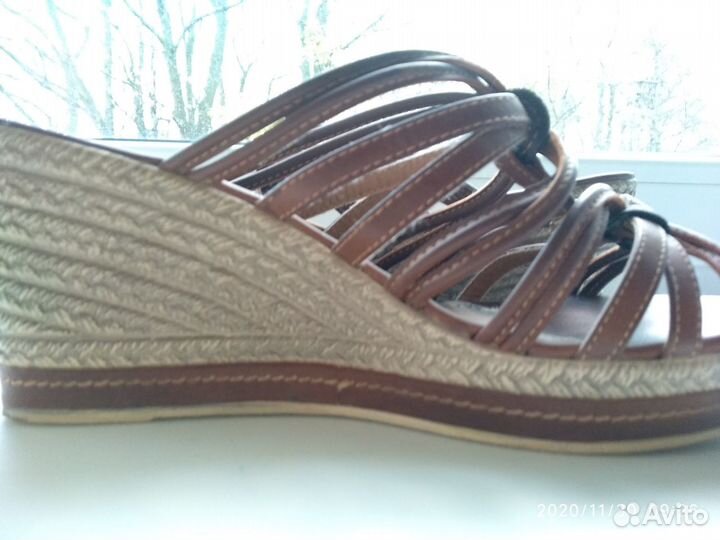 Босоножки на танкетке