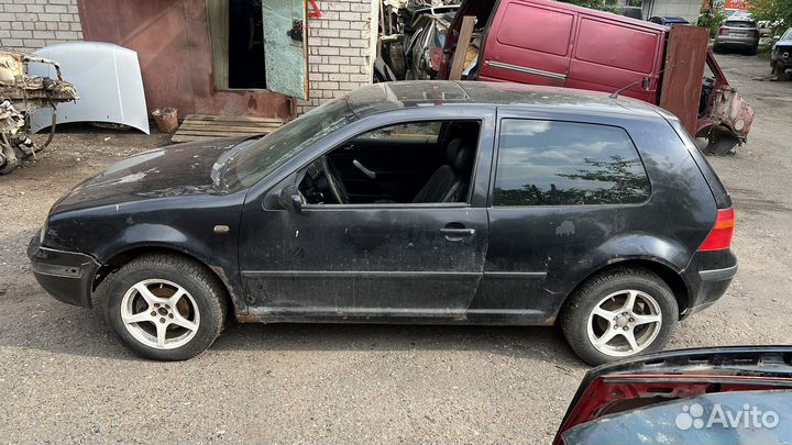 В разборе VW Гольф 4 купэ (1.4л)