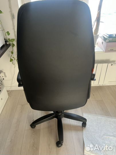 Компьютерное офисное кресло черное