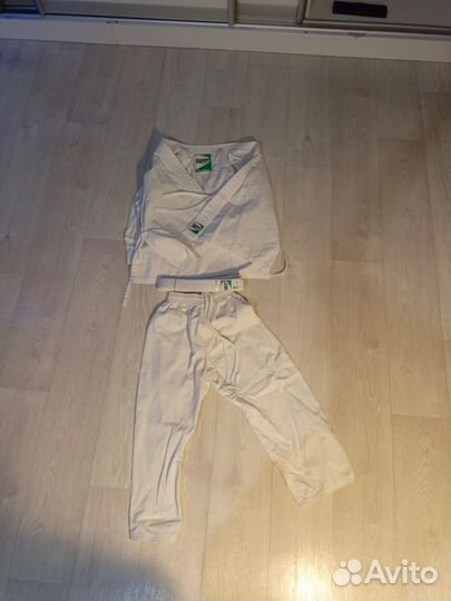 Продам кимоно детское для каратэ + накладки