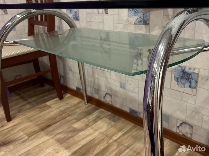 Стол со стульями