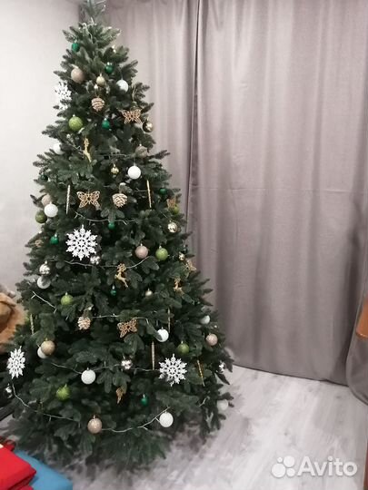 Елка искусственная с игрушками