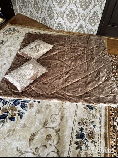 Одеяло с подушками