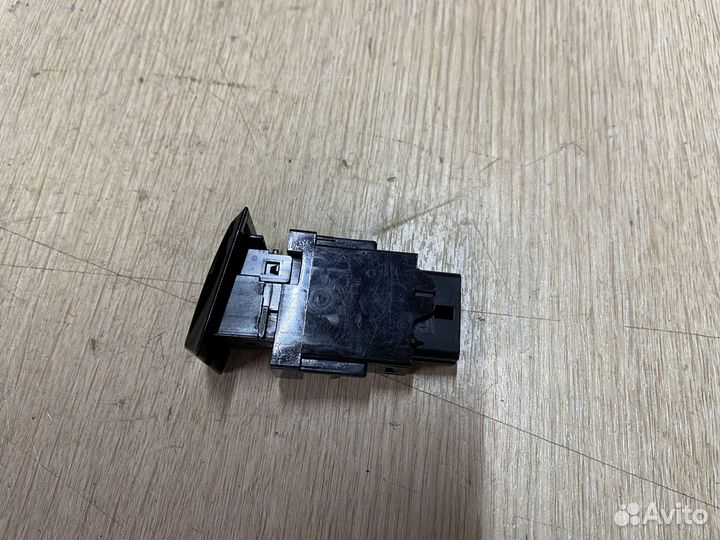 Кнопка аварийной сигнализации Toyota Camry 75