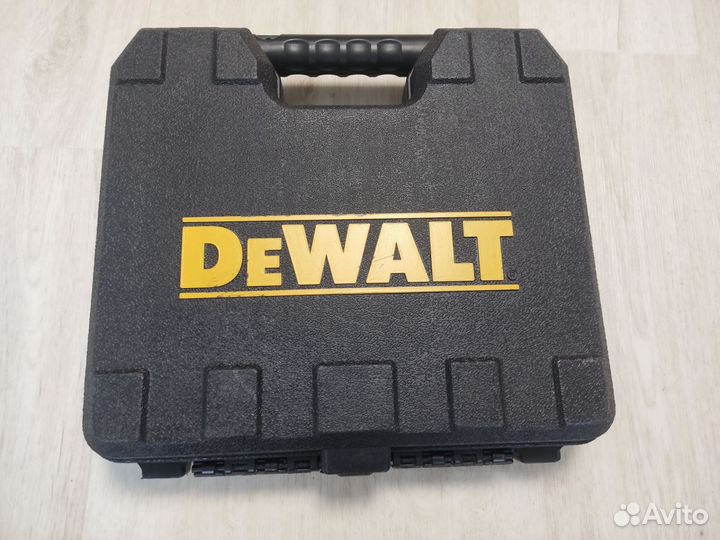 Шуруповерт DeWalt с кейсом