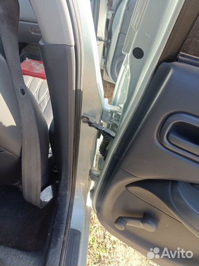 Центральная стойка кузова правая Nissan Almera