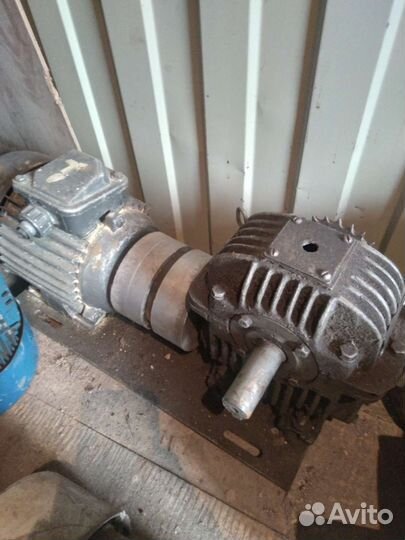 Электродвигатель с редуктором