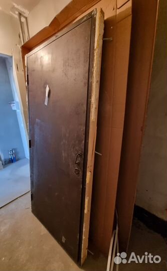 Дверь входная деревянная б/у
