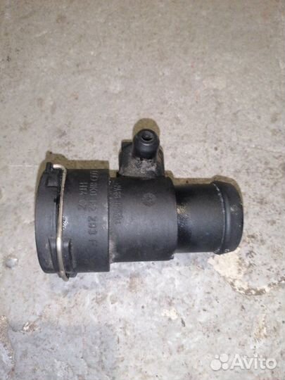 Тройник системы охлаждения Audi A4 8K CDN