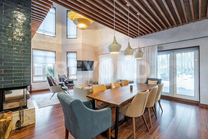 Дом 298 м² на участке 33 сот.