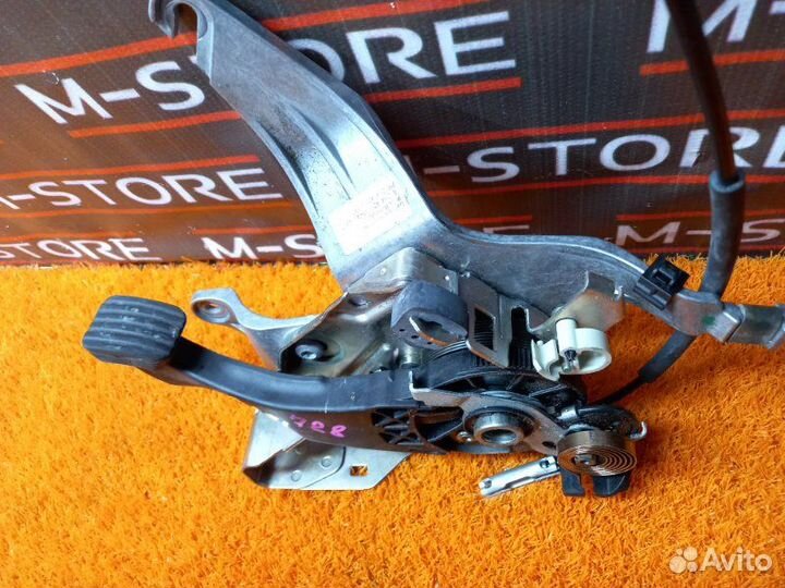 Педаль стояночного тормоза Mercedes-Benz C-Class