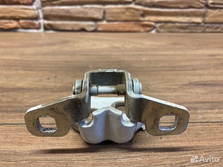 Петля двери задняя левая Лада X-Ray GAN330 21179