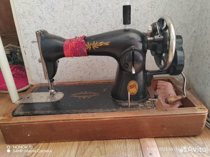 Старая швейная машинка