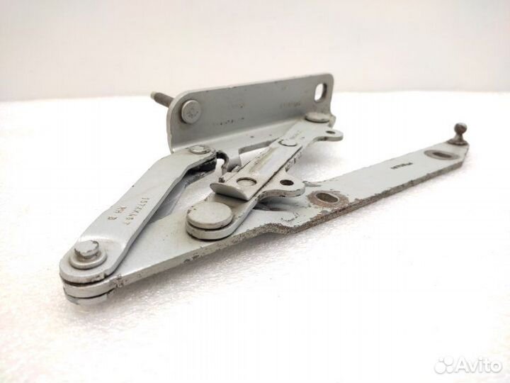 Петля капота правая Land Rover Discovery 3 L319