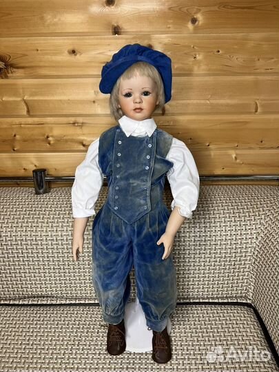 Фарфоровая кукла