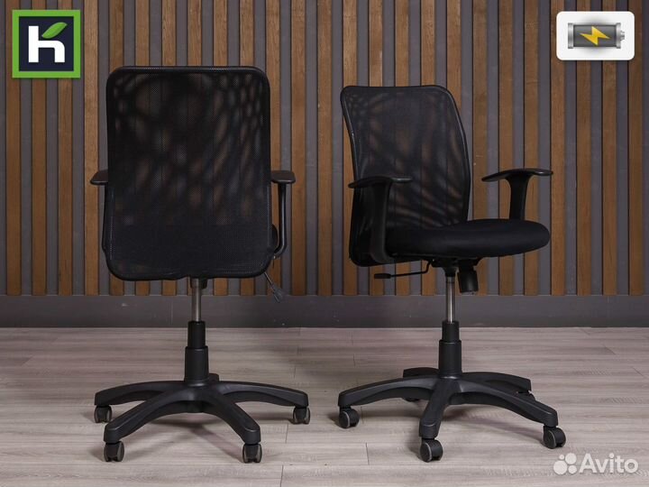 Офисное кресло на колесиках