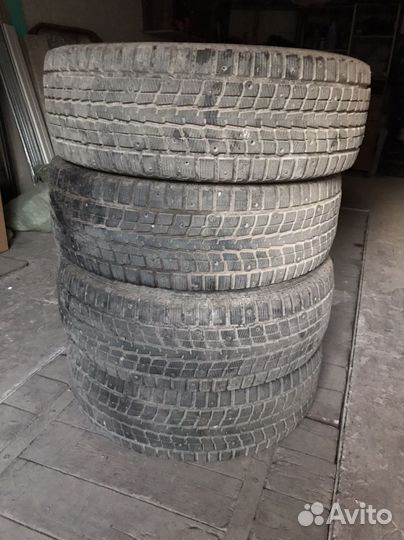 Dunlop SP Winter Ice 01 215/65 R16