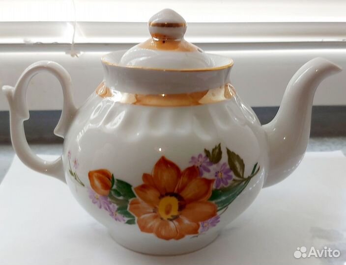 Заварочный чайник и кружки 