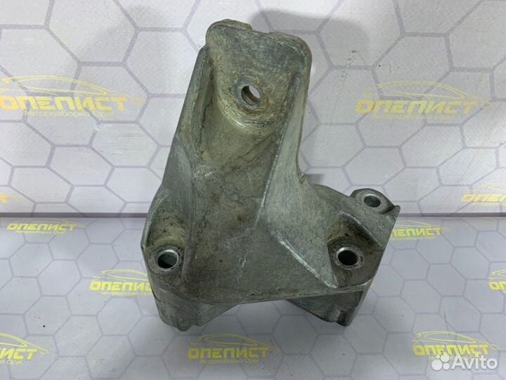 Кронштейн двигателя передний правый Opel Vectra B
